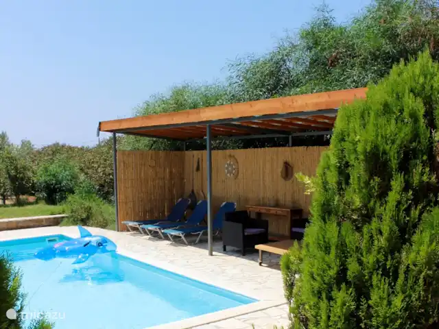 Villa Kerasi piscine plage vue mer | Grèce, Péloponnèse, Evangelismos - villa Tant en bas qu’à l’étage, une grande terrasse (partiellement couverte). Et bien sûr une terrasse autour de la piscine (avec installation d’eau salée) avec un abri suffisant contre le soleil.