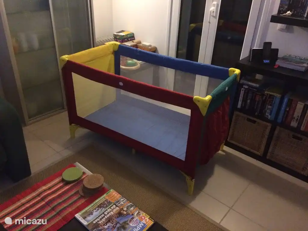 Kinderbedje met goede matras, kinderstoel en potje is aanwezig.