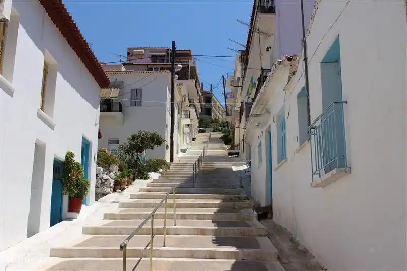 Genieten in Pylos met verschillende terrassen, restaurants en winkeltjes.