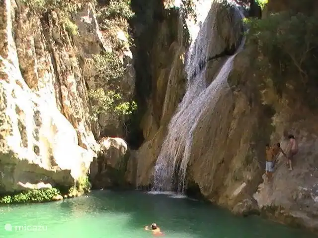 De Polimnio watervallen. Heerlijk afkoelen in de zomer. Zwemmen in de meertjes of wandelen door het dal. Er zijn verschillende watervallen in de omgeving 
