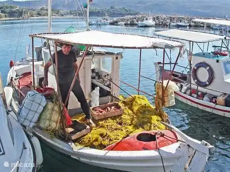 Het haventje in Finikounda. Een bootje huren en van eiland naar eiland varen kan hier ook. Evenals duik- surf of snorkelles.