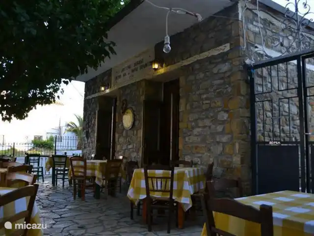 Villa Kerasi piscine plage vue mer | Grèce, Péloponnèse, Evangelismos - villa Une quinzaine de minutes à pied puis profitez du restaurant local à Evangelismos ou Kamaria ! Juste un verre ou un délicieux repas grec abordable.