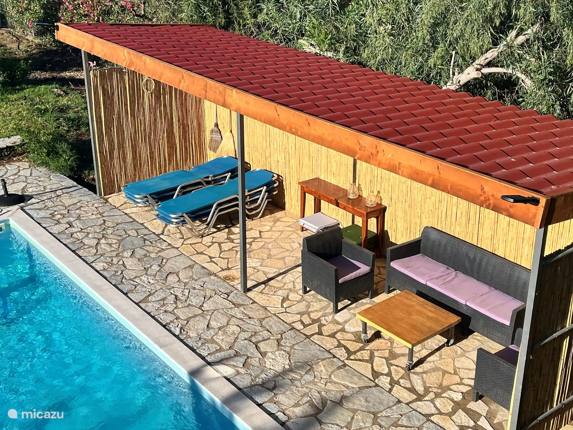 Sinds kort is het “pool house” klaar. Bij veel zon is het toch ook wel heerlijk om uit de hitte in de schaduw te genieten. 