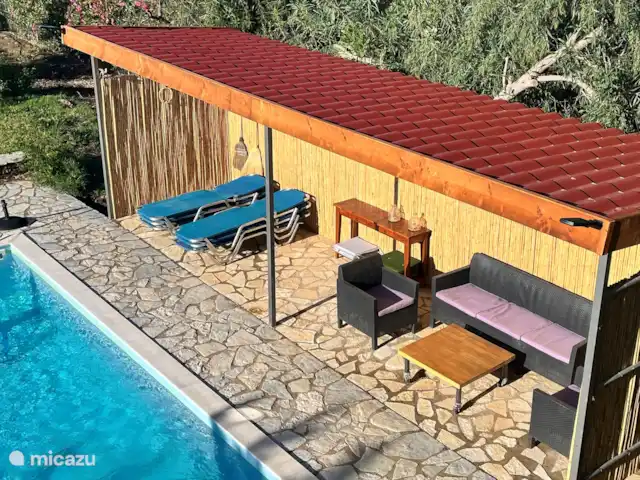 Villa Kerasi piscine plage vue mer | Grèce, Péloponnèse, Evangelismos - villa Le « pool house » a été récemment achevé. Lorsqu'il y a beaucoup de soleil, il est également agréable de profiter de l'ombre à l'abri de la chaleur.