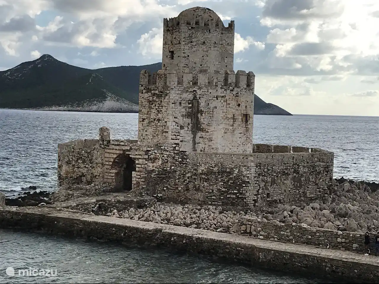 Een deel van het kasteel van Methoni.  Op de achtergrond het eiland Sapienza.