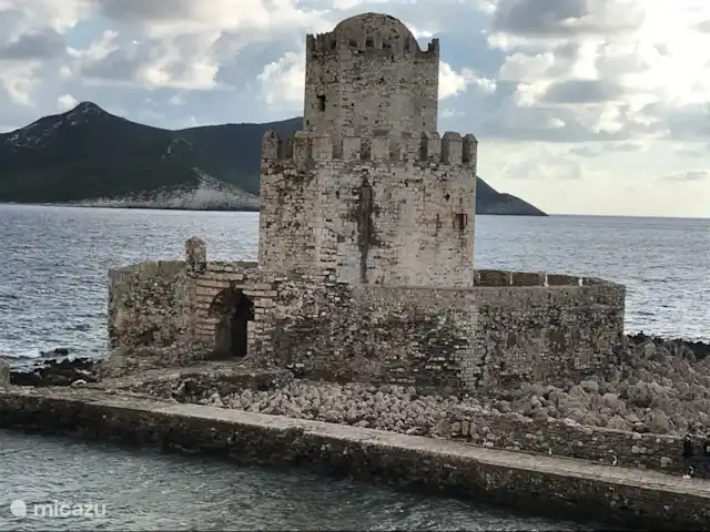 Villa Kerasi piscine plage vue mer | Grèce, Péloponnèse, Evangelismos - villa Une partie du château de Methoni. En arrière-plan l'île de Sapienza.