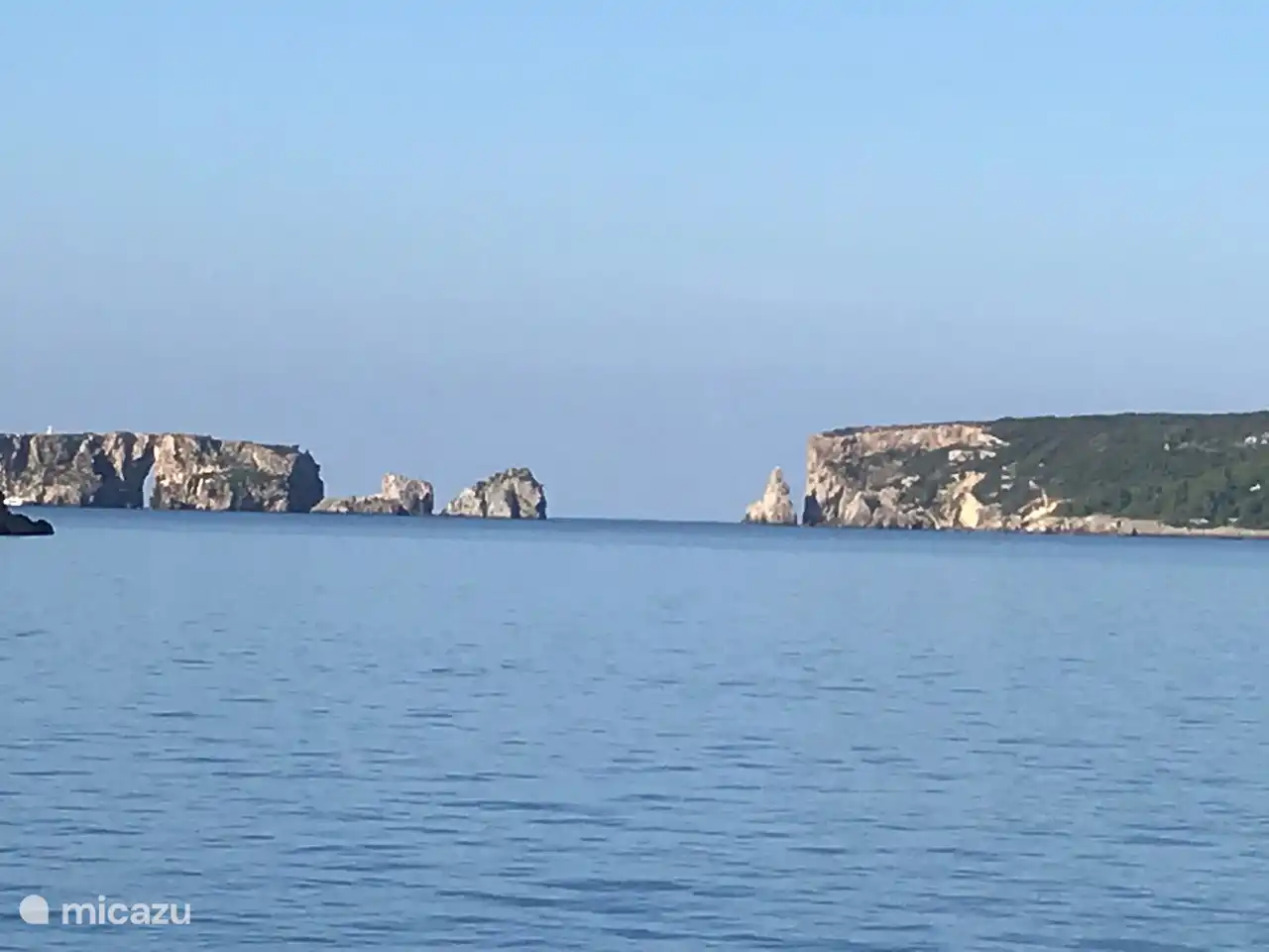 Ingang van de baai van Navarino vanuit de zee.