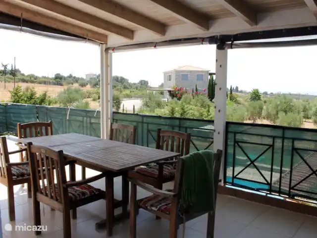 Villa Kerasi piscine plage vue mer | Grèce, Péloponnèse, Evangelismos - villa Profitez de la terrasse. Le matin, petit-déjeuner avec vue sur la mer et la campagne et profiter du soleil ou de la canopée. Vue sur les navires qui passent, les îles, les villages, les cyprès, les oliviers et le magnifique paysage. Se sentir chez soi en Grèce.