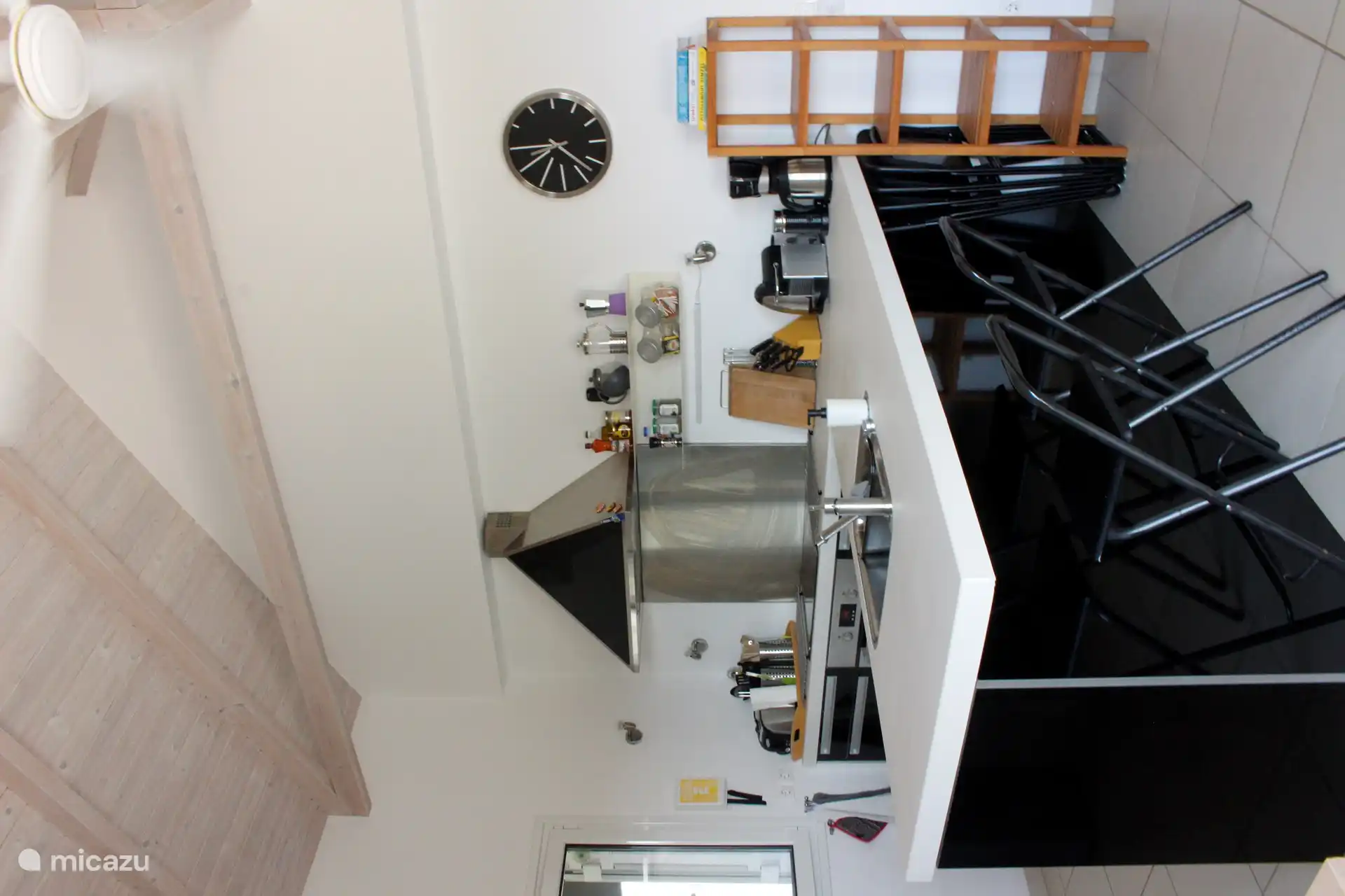 De moderne keuken is van alle gemakken voorzien, vaatwasser, combi heteluchtoven, koelkast, vriezer, allerhande elektrische apparatuur en meer dan voldoende serviesgoed, glaswerk en bestek. Zelf koken of naar een van de vele restaurants in de omgeving?