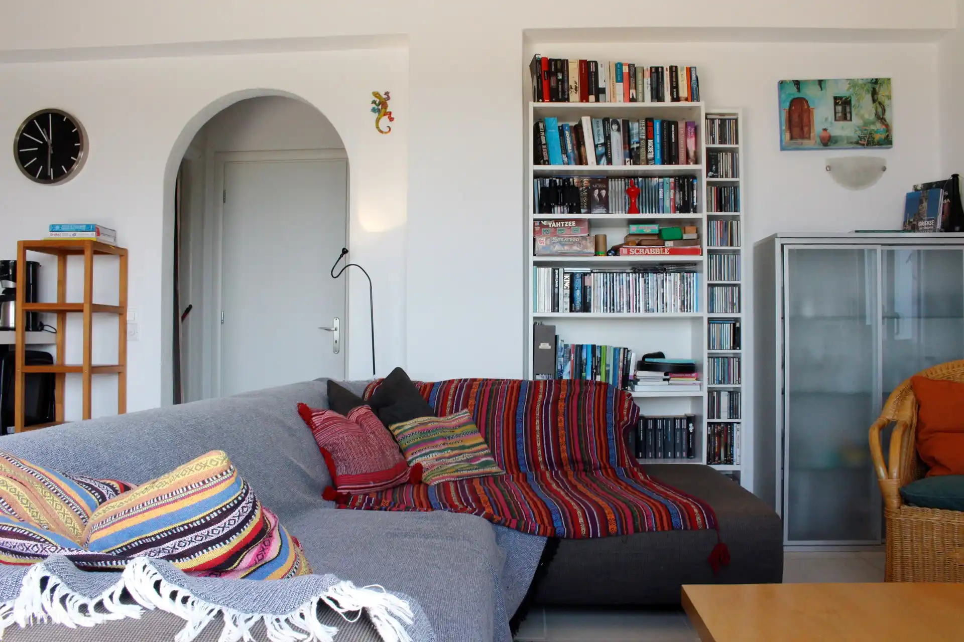 Zitgedeelte kamer met TV, CD/DVD, Chromecast, Netflix, YouTube en verschillende spellen.  