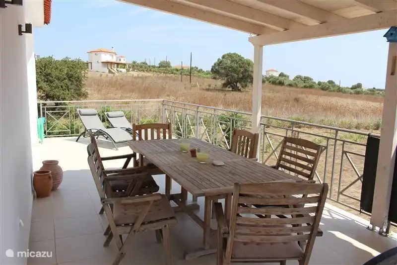 Heerlijk genieten op het terras. 's Morgens ontbijt met uitzicht op de zee en het landschap en heerlijk genieten in de zon of vanuit de overkapping. Zicht op de voorbijvarende schepen, eilandjes, dorpjes, cipressen, olijfbomen en  het schitterende landschap. Thuis voelen in Griekenland.