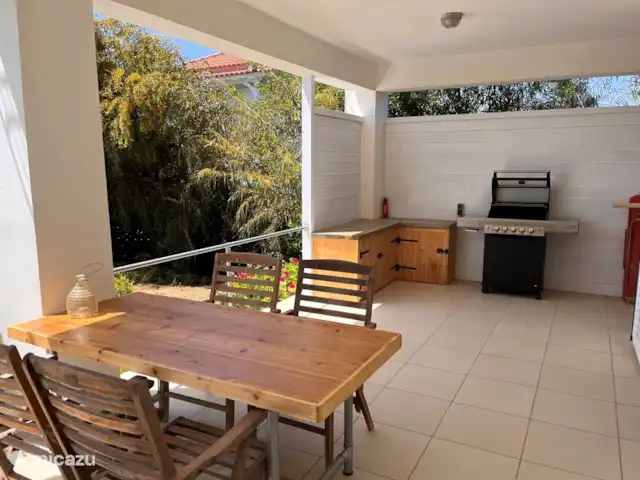 Villa Kerasi piscine plage vue mer | Grèce, Péloponnèse, Evangelismos - villa Terrasse au rez-de-chaussée au bord de la piscine, avec cuisine extérieure et barbecue à gaz. Bel endroit à l’ombre.