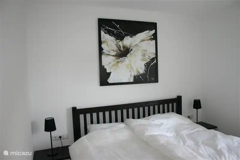 Schlafzimmer im Erdgeschoss mit einem bequemen Bett 180 x 200.