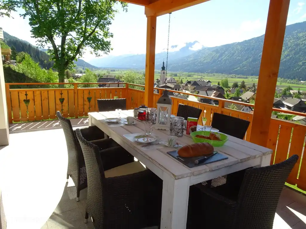 Das Frühstück am Morgen in die Sonne