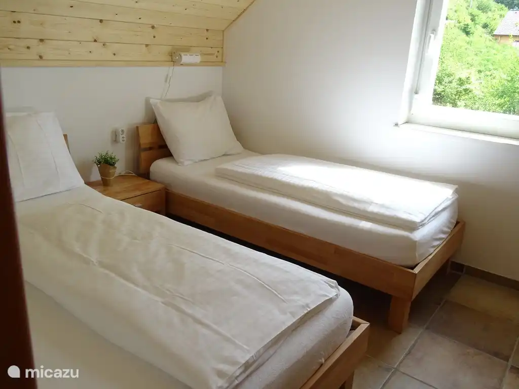 3 Schlafzimmer mit Doppelbett 90 x 200 cm Bett und 140 x 200 cm