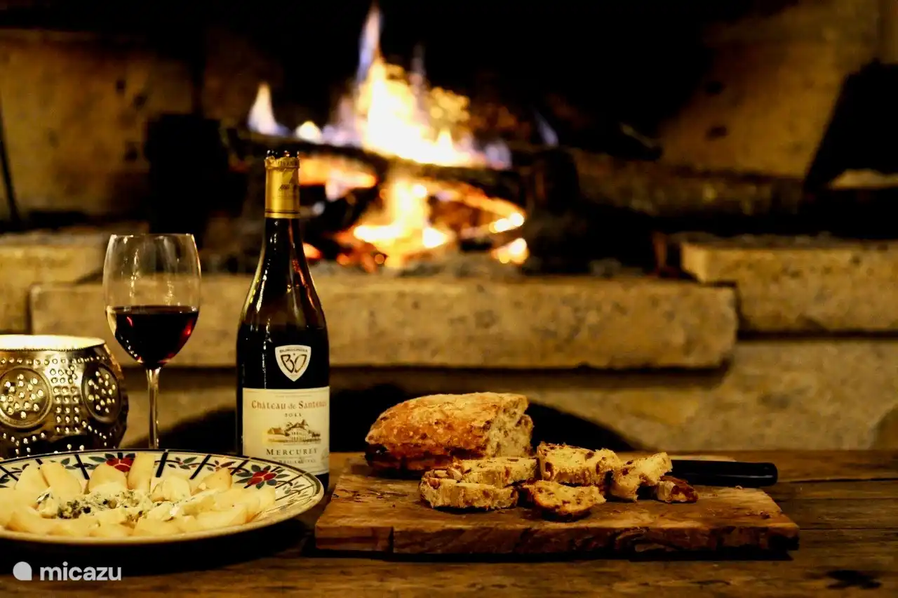 Genießen Sie bei einem guten Glas Wein und französischem Käse ein kühles Feuer.
