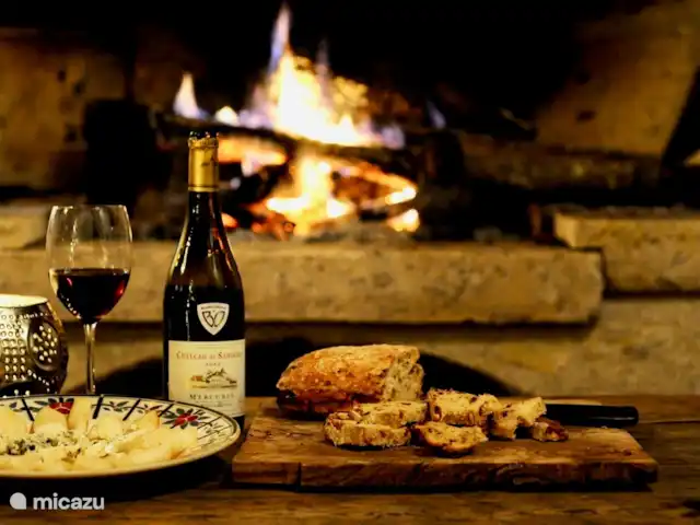 Location de Vacances France, Nièvre, Saizy, maison de vacances - Gîte Le Cochon Volant A déguster avec un bon verre de vin et des fromages français autour d'un bon feu.