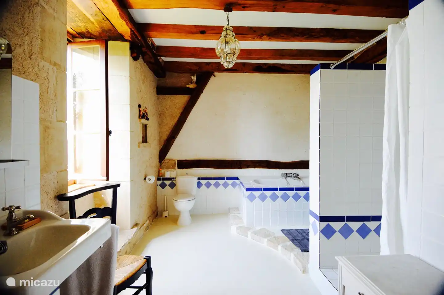 Geräumiges Badezimmer mit original französischen Waschbecken, großer begehbarer Dusche, Badewanne und WC. Blick auf den Garten.