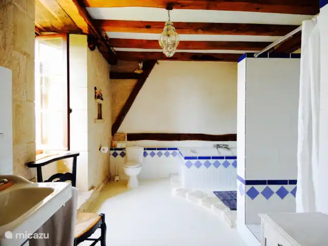 Location de Vacances France, Nièvre, Saizy, maison de vacances - Gîte Le Cochon Volant Salle de bain spacieuse avec lavabos à la française d’origine, grande douche à l’italienne, baignoire et toilettes. Vue sur le jardin.