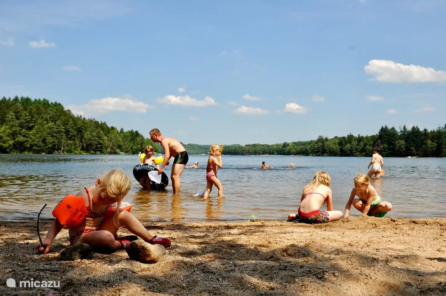 Der schöne Lac des Settons im Morvan (40 min). Es gibt mehrere Strände, ideal für kleine Kinder. Verleih von Tretbooten, Kanus, Katamaranen und Seebooten