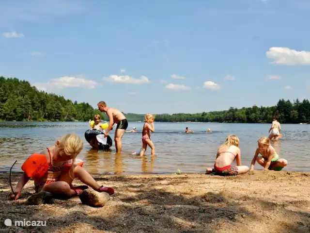 Location de Vacances France, Nièvre, Saizy, maison de vacances - Gîte Le Cochon Volant Le magnifique lac des Settons dans le Morvan (40 min). Il y a plusieurs plages, idéales avec de jeunes enfants. Location de pédalos, canoës, catamarans et bateaux sur le lac