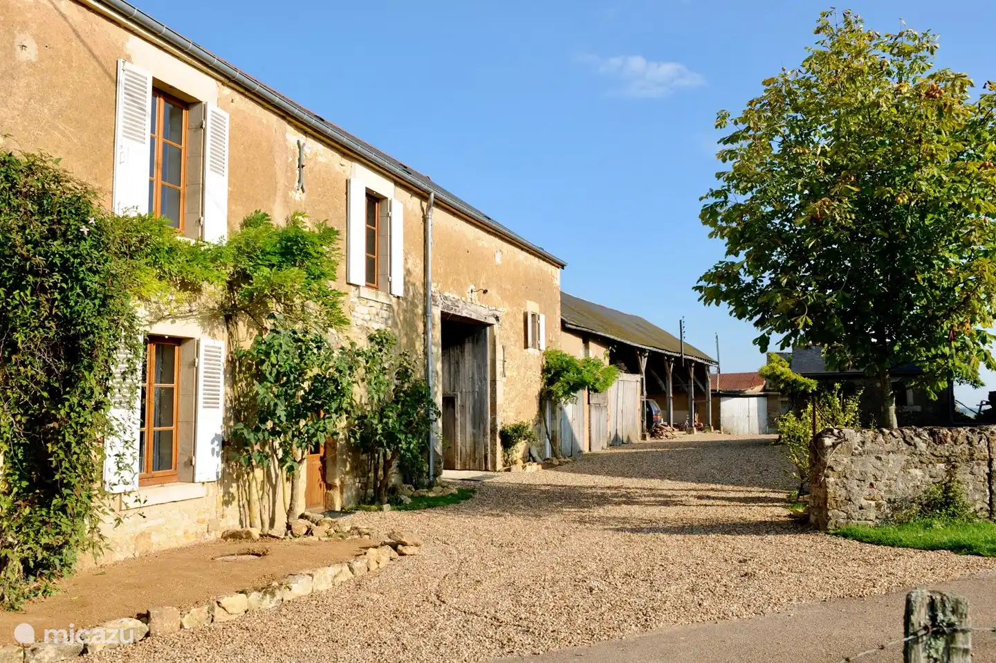 Seitenansicht Gîte in Richtung Innenhof.