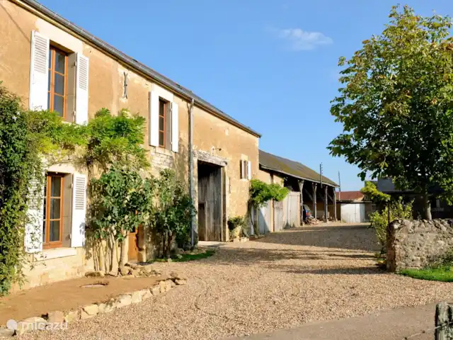 Location de Vacances France, Nièvre, Saizy, maison de vacances - Gîte Le Cochon Volant Vue latérale Gîte vers la cour.