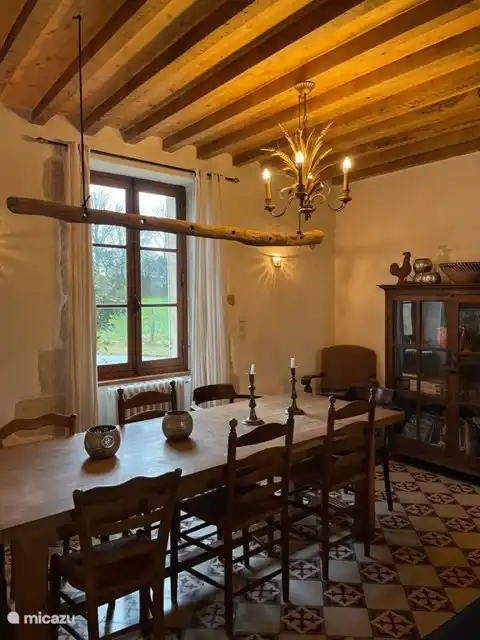 Geräumiger Esstisch