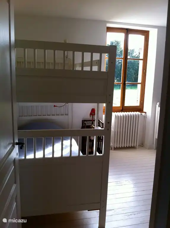 Helles (Kinder-)Schlafzimmer. Schlafen Sie wie ein Prinz oder eine Prinzessin im antiken Queensize-Bett aus Eiche (2 Kinder), dem Etagenbett (2 Kinder) oder dem Einzelbett