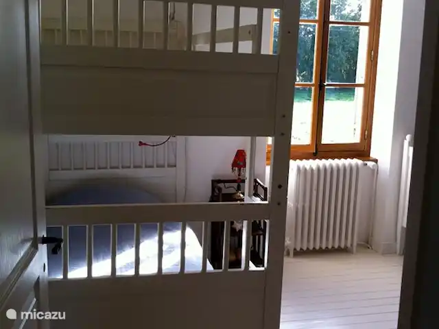Location de Vacances France, Nièvre, Saizy, maison de vacances - Gîte Le Cochon Volant Chambre (enfants) lumineuse. Dormez comme un prince ou une princesse dans le lit queen size en chêne antique (2 enfants), le lit superposé (2 enfants) ou le lit simple