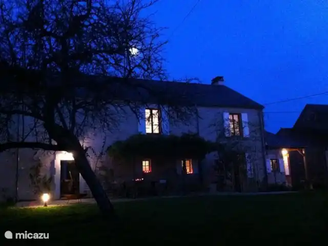 Location de Vacances France, Nièvre, Saizy, maison de vacances - Gîte Le Cochon Volant Le Gîte depuis le jardin avant.