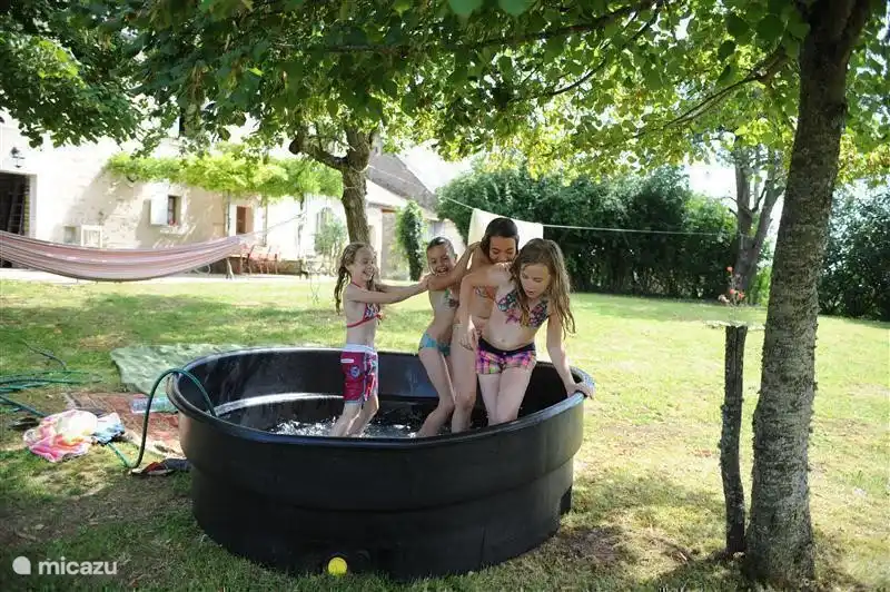 Der Pool (Rinder-Tränke) darf klein sein, aber es ist immer ein großer Spaß.