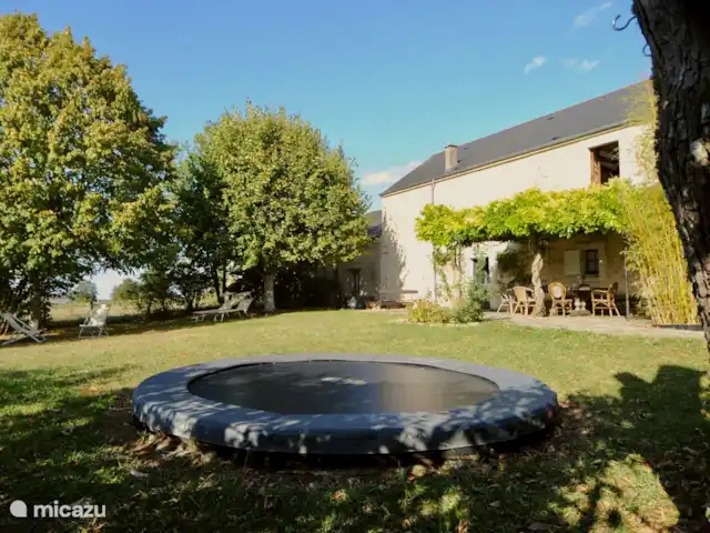 Location de Vacances France, Nièvre, Saizy, maison de vacances - Gîte Le Cochon Volant Notre super grand trampoline dans la cour avant