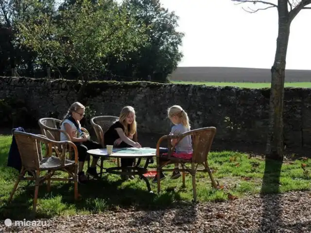 Location de Vacances France, Nièvre, Saizy, maison de vacances - Gîte Le Cochon Volant Terrasse dans la cour