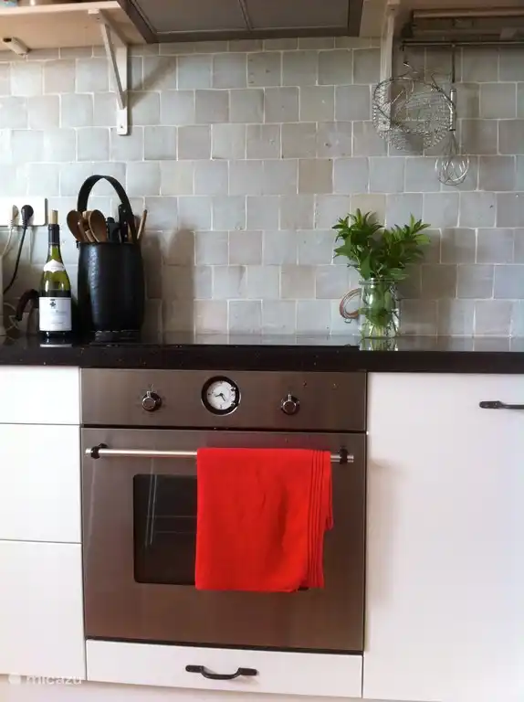 Halb drinnen, halb draußen. Speisen Sie an einem lauen Sommerabend im Sommer Scheune.