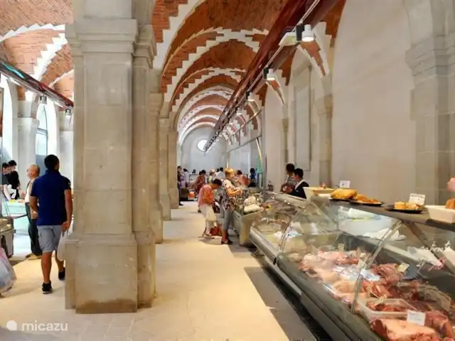 Location de Vacances France, Nièvre, Saizy, maison de vacances - Gîte Le Cochon Volant Fantastique marché alimentaire, tous les samedis matin à Clamecy. Les producteurs locaux apportent des fruits frais, des légumes, de la viande, des fromages, des vins de Bourgogne, du miel, du pain etc.