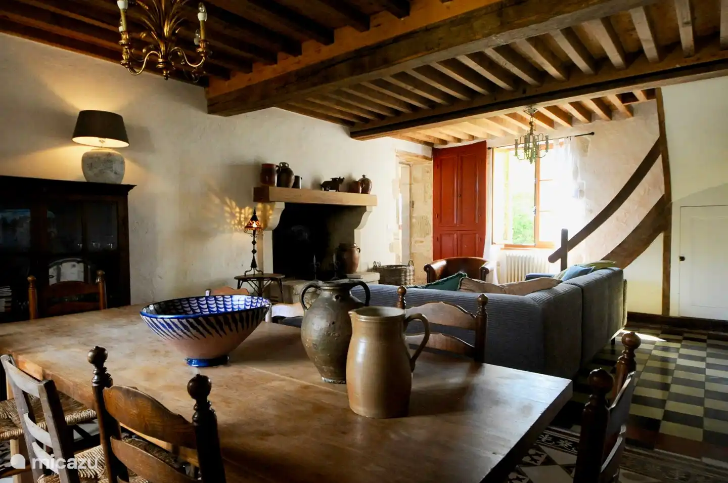Der geräumige Wohn-/ Esszimmer mit original Balkendecke. Gemütliche Lounge mit originalen Kamin. Großer Esstisch.