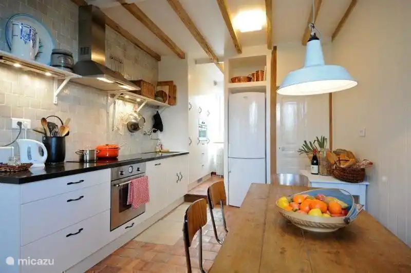 Gemütliche, geräumige Küche mit modernen Geräten. Authentic Terrakotta-Boden.