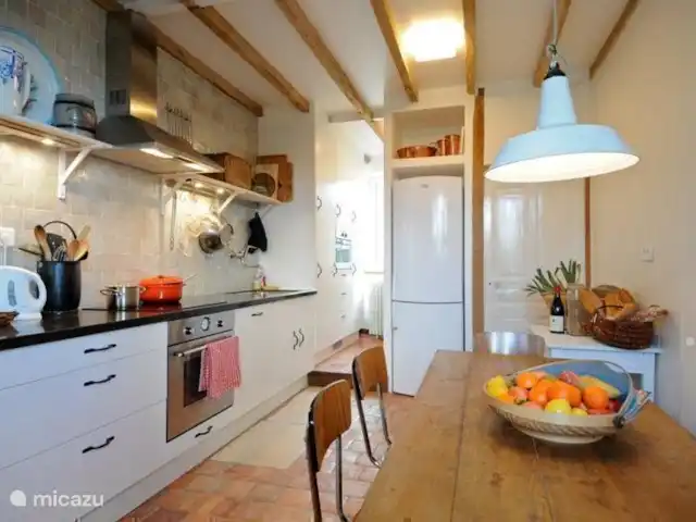 Location de Vacances France, Nièvre, Saizy, maison de vacances - Gîte Le Cochon Volant Cuisine confortable et spacieuse avec des appareils de cuisine modernes. Sol en terre cuite authentique.