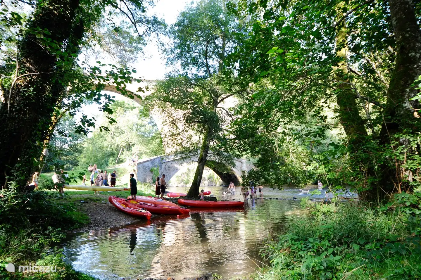Paddeln an den historischen Deux Ponts in Pierre-Perthuis (15 Min. Fahrt). Der Ort, um sich unter den Laubbäumen abzukühlen. Ausgangspunkt für eine Kanutour auf dem mäandernden Fluss La Cure