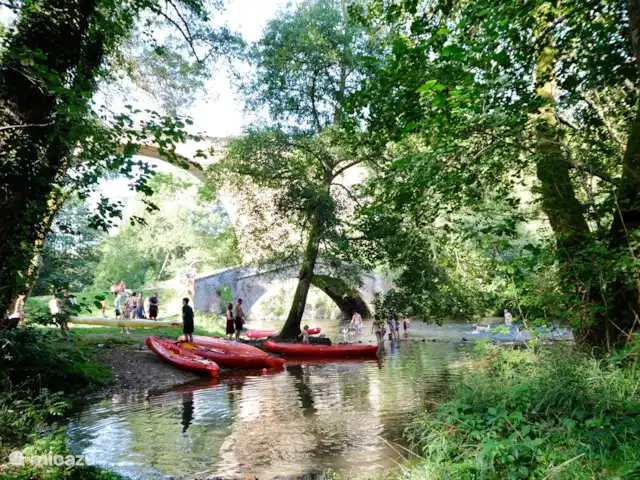 Location de Vacances France, Nièvre, Saizy, maison de vacances - Gîte Le Cochon Volant Paddle sur l’historique 'Deux Ponts' à Pierre-Perthuis (15 min. en voiture). L’endroit pour se rafraîchir sous les feuillus. Point d’arrêt pour une balade en canoë sur les méandres de la rivière La Cure