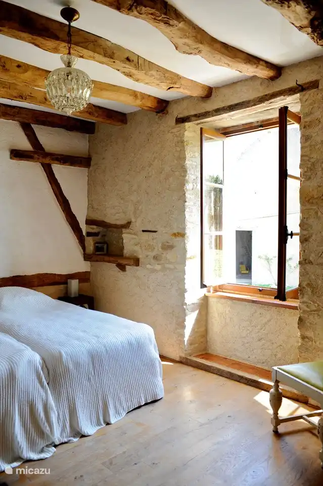 Charmantes, geräumiges Schlafzimmer mit luxuriösem Kingsize-Boxspringbett. Blick auf den Innenhof. 