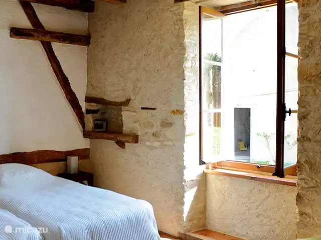 Location de Vacances France, Nièvre, Saizy, maison de vacances - Gîte Le Cochon Volant Chambre charmante et spacieuse avec sommier tapissier king-size luxueux. Vue sur la cour.