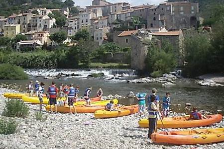 Een vertrekplaats voor een tocht per kayak in rustig water bij Roquebrun.