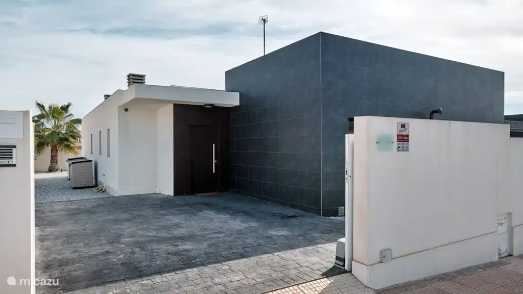 Binnenkomst via een Elektrische schuifdeur en elektronisch beveiligt