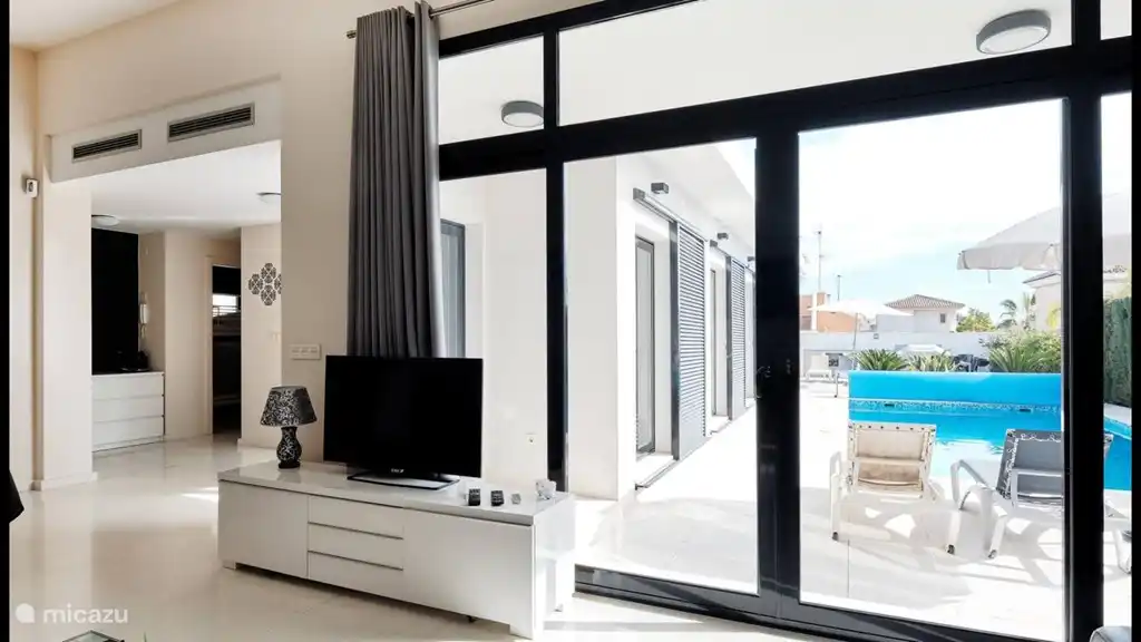 Vanuit de kamer via een open pui naar het zwembad