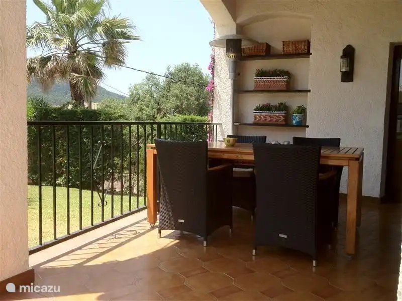 Überdachte Terrasse. Mit Terrassenstrahler für lange Abende im Freien.