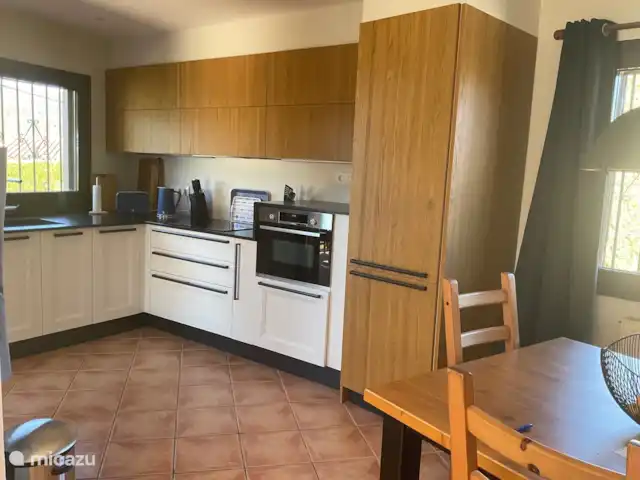 Location de Vacances Espagne, Costa Brava, Calonge, villa - Casa la Curva Nouvelle cuisine avec tous les électroménagers ! Une cave à vin est également disponible dans le hall !