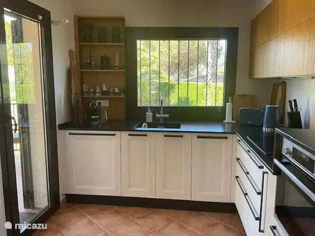 Location de Vacances Espagne, Costa Brava, Calonge, villa - Casa la Curva nouvelle cuisine avec coin café avec machine Nespresso et robinet duo pour eau potable normale et filtrée. Plus besoin de trimballer des bouteilles d'eau !