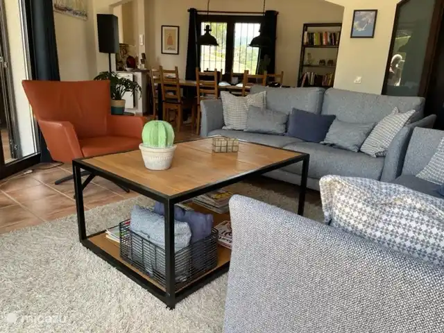 Gemütliche Sitzecke mit Blick in den Garten